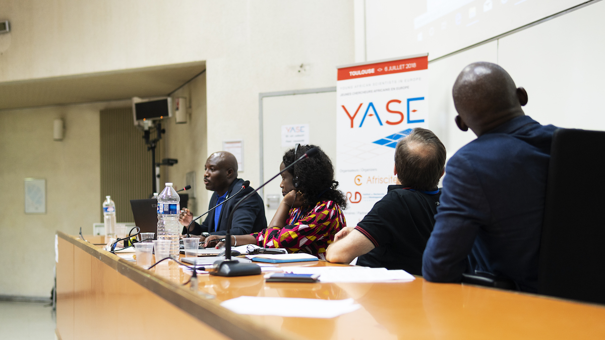 Alpha Kabinet Keita, Veronica Okello, François Piuzzi and Arouna Darga (from left to right) were the speaker of a session about how to do experimental science in Africa at the YASE meeting ©Raymond Gomez/Afriscitech